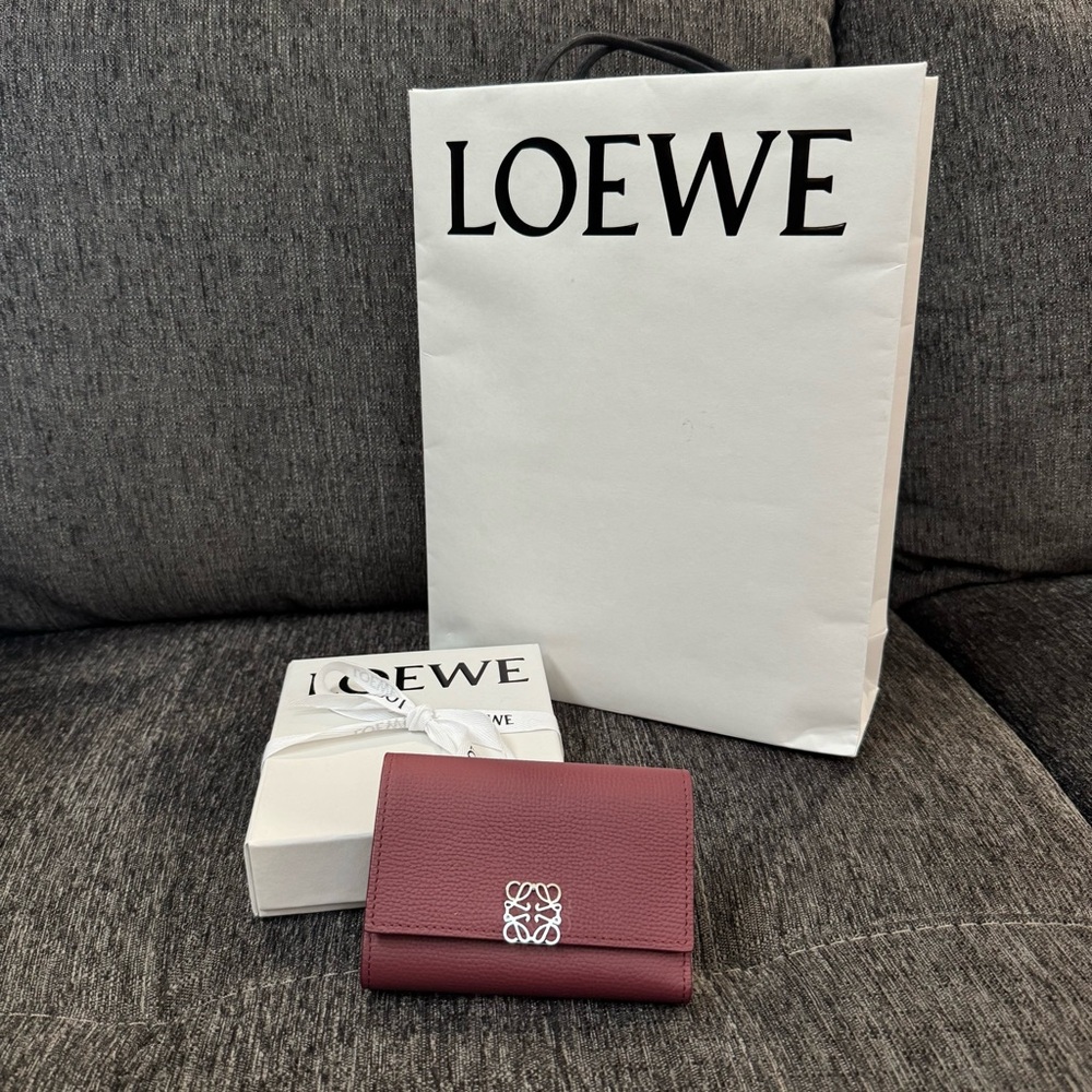 LOEWE Anagram small vertical wallet in pebble grain calfskin - burgundy & silver